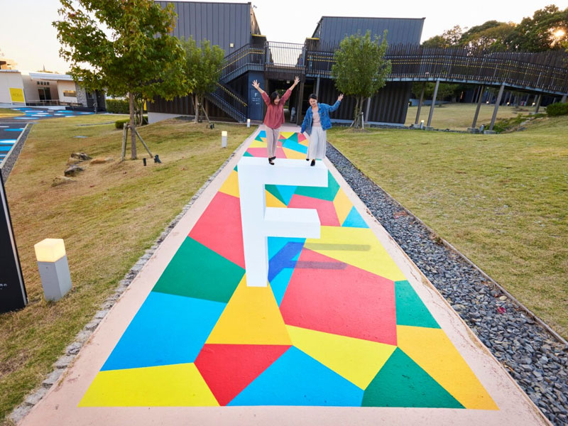 ポップでカラフルな遊歩道